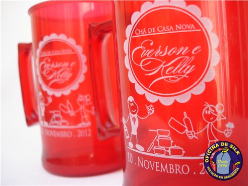 Canecas de acrílico virou lembrancinha de festa