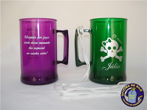 Canecas de acrílico virou lembrancinha de festa
