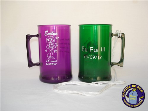 Canecas de acrílico virou lembrancinha de festa